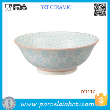 Natural y fresco con tazón de porcelana de patrón azul claro